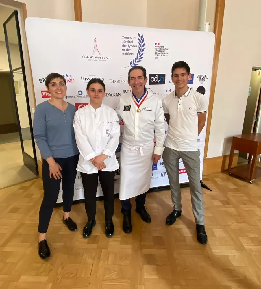 Danaé et son équipe lors de la finale du Concours général des lycées et des métiers, à l’École hôtelière de Paris