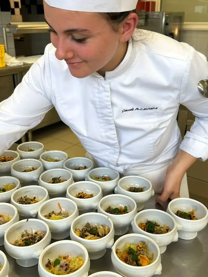 Danaé dressant des verrines en cuisine