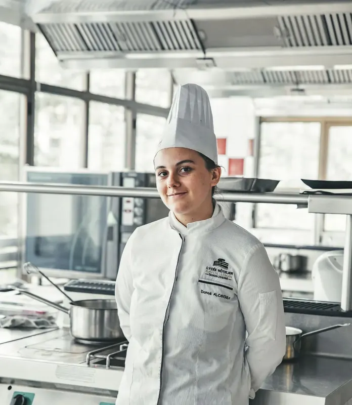 Danaé, cheffe à domicile à Annecy, en tenue de cuisine