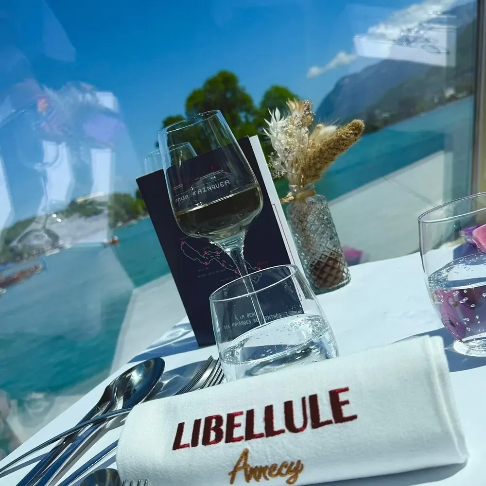 Table dressée à bord du Libellule, face au lac d’Annecy