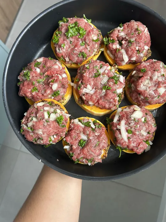 Rondelles de butternut garnies de bœuf haché, persil et oignon