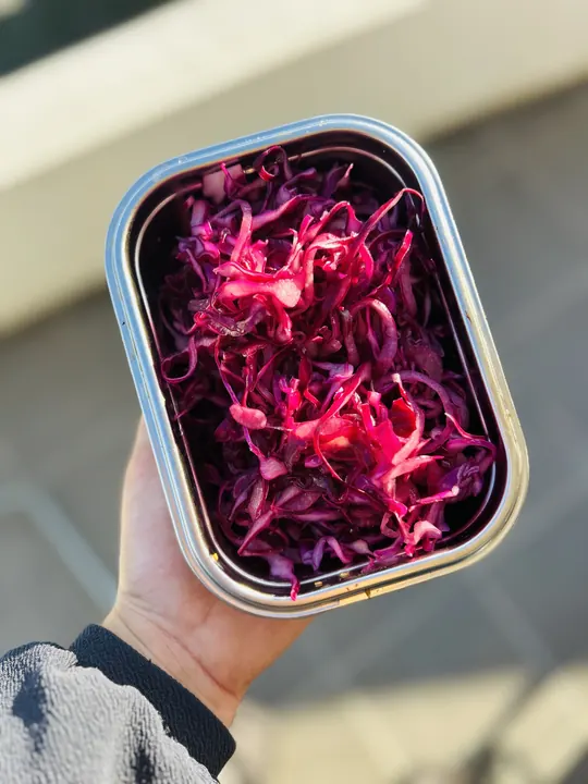 Salade de chou rouge en contenant
